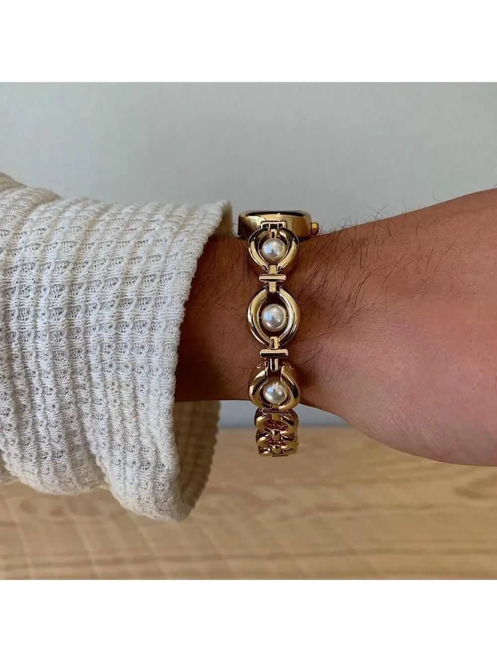Luxury Y2K style Gold round stainless steel quartz pearl stone charm watch